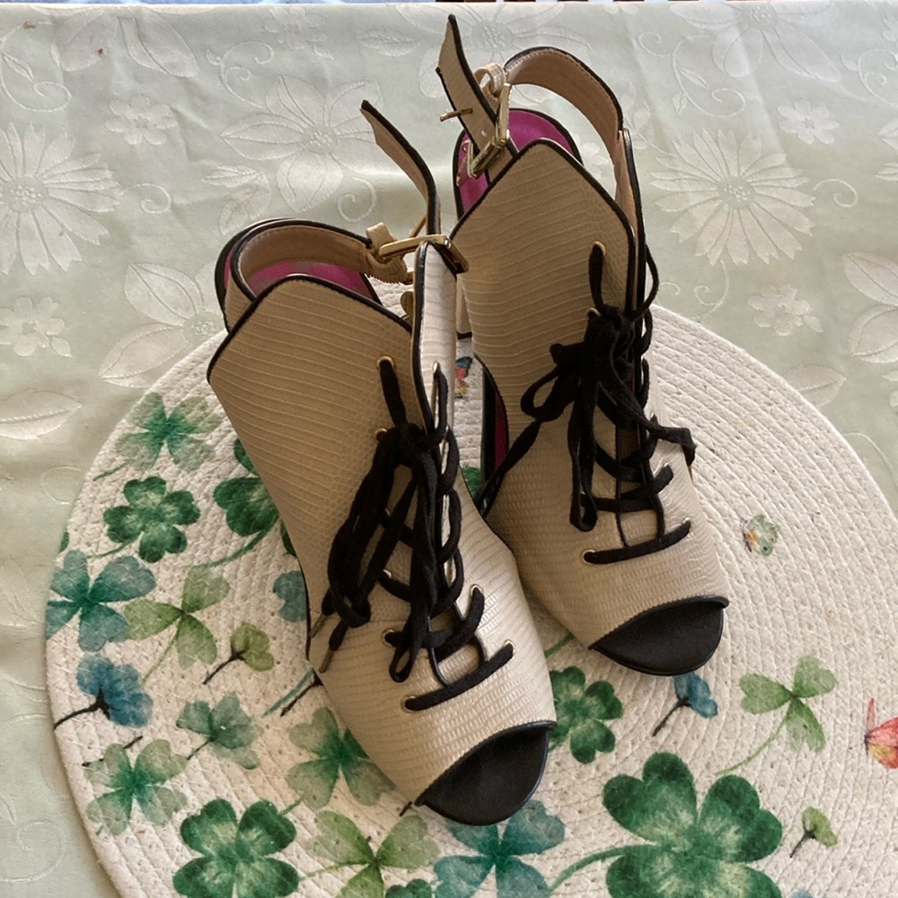 NWOT Juicy Couture size 9 chunky heels.